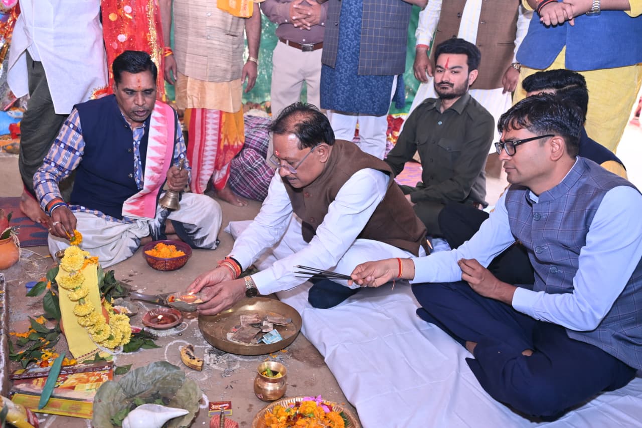 मुख्यमंत्री ने कुम्हार समाज के श्री विष्णु महायज्ञ चक्र पूजा कार्यक्रम में शामिल हुए 